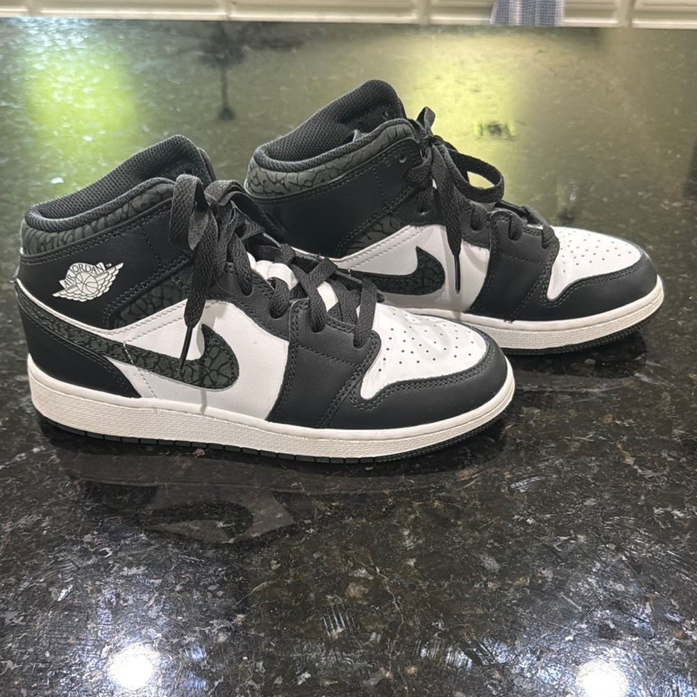 Air Jordan 1 Mid SE (GS) Black and White Retro Sneakers